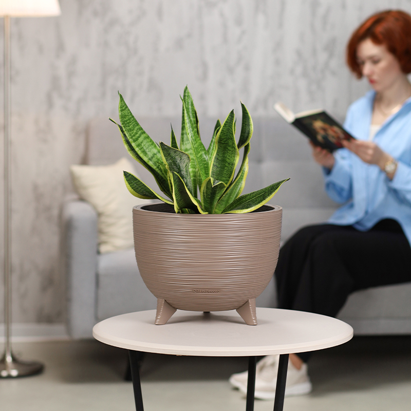 Кашпо Чаша на ножках ребристое (пралине)_4