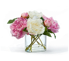 Пионы бело-розовые в овальной вазе с водой
