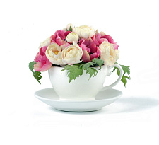 Цветы в керамической чашечке с блюдцем
